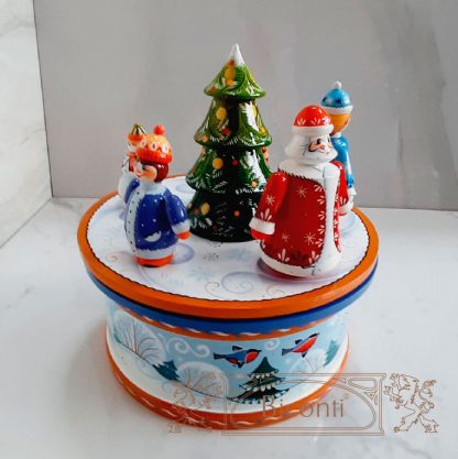 деревянная карусель –конфетница с новогодней композицией из 5 фигурок и ёлочки